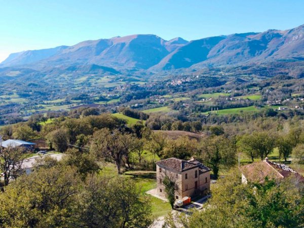casa indipendente in vendita a Sarnano