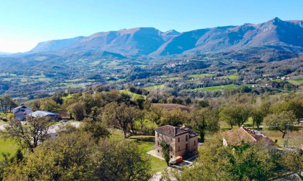 casa indipendente in vendita a Sarnano