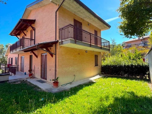 casa indipendente in vendita a Sarnano