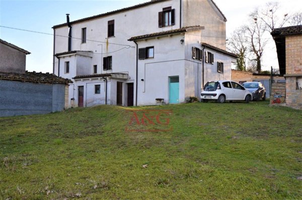 casa indipendente in vendita a Sarnano
