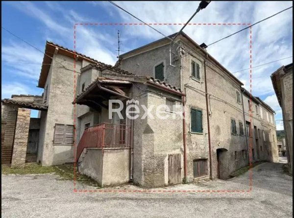 casa indipendente in vendita a Sarnano