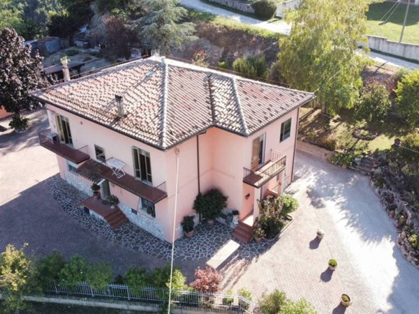 casa indipendente in vendita a Sarnano