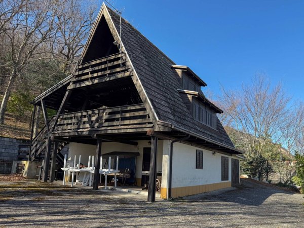 casa indipendente in vendita a Sarnano