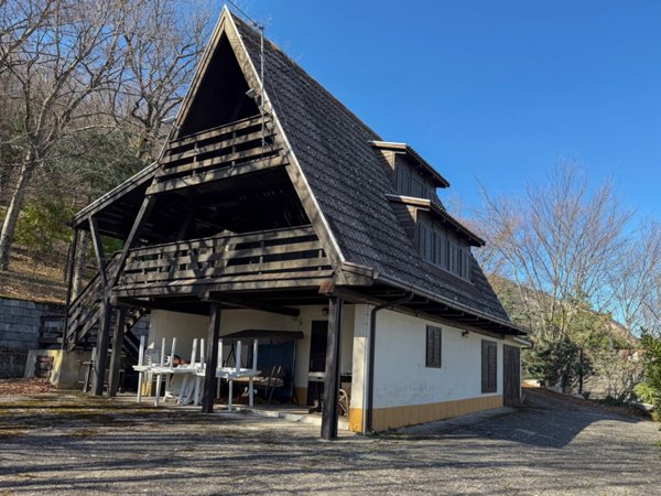 casa indipendente in vendita a Sarnano