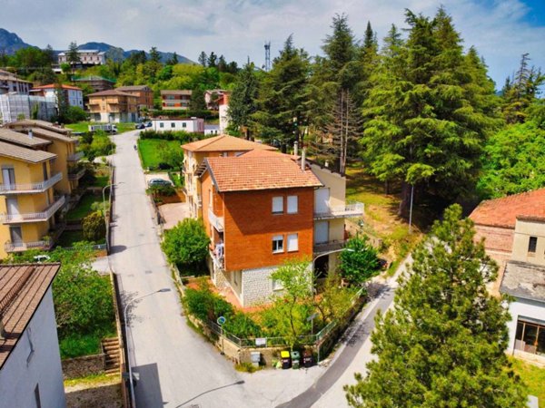 casa indipendente in vendita a Sarnano