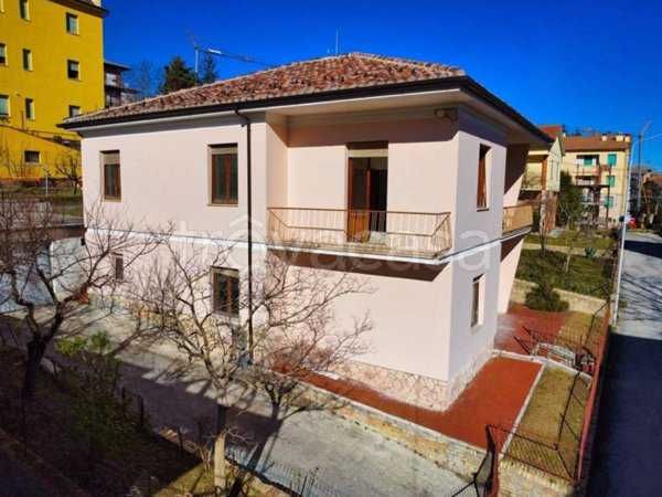 casa indipendente in vendita a Sarnano