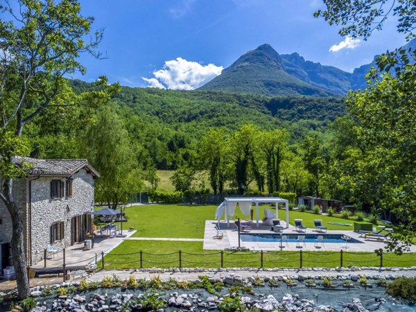 casa indipendente in vendita a Sarnano