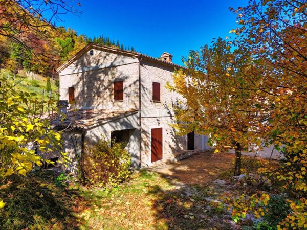 casa indipendente in vendita a Sarnano