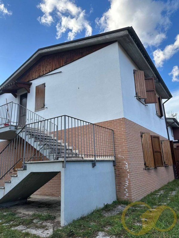 casa indipendente in vendita a Sarnano