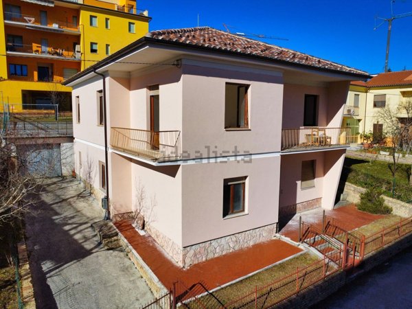 casa indipendente in vendita a Sarnano