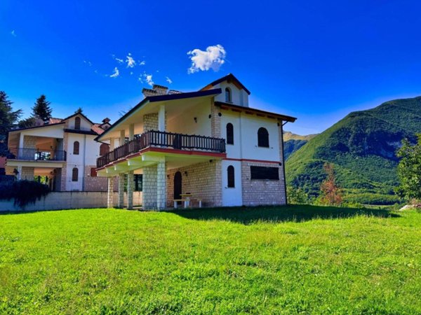 casa indipendente in vendita a Sarnano