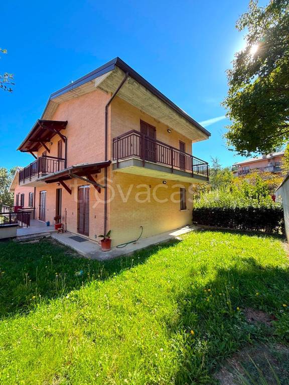 casa indipendente in vendita a Sarnano