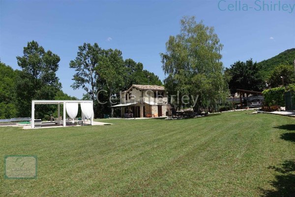 casa indipendente in vendita a Sarnano