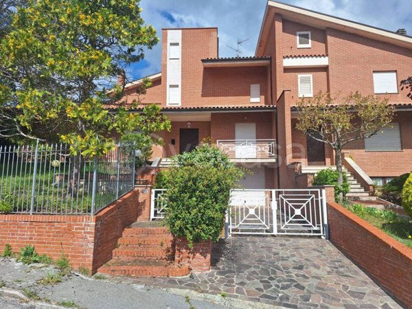 casa indipendente in vendita a Sarnano
