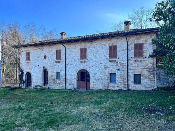 casa indipendente in vendita a Sarnano