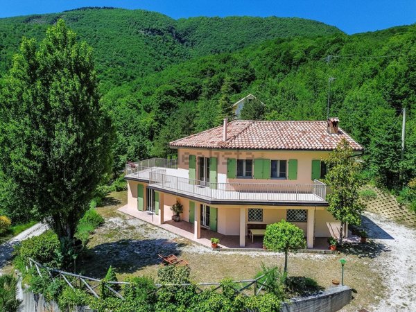 casa indipendente in vendita a Sarnano
