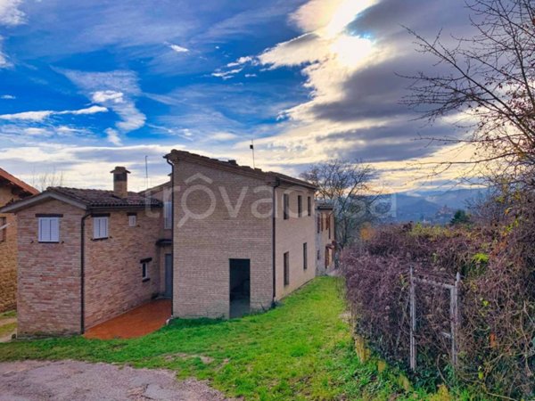 casa indipendente in vendita a Sarnano