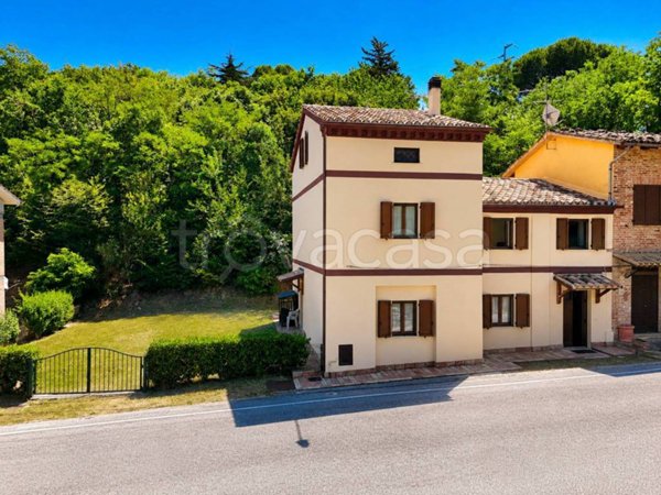casa indipendente in vendita a Sarnano