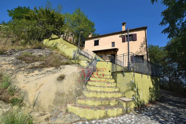 casa indipendente in vendita a Sarnano
