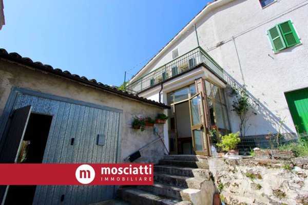 casa indipendente in vendita a Sefro in zona Agolla