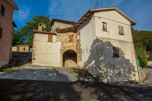 casa indipendente in vendita a Sefro in zona Sorti