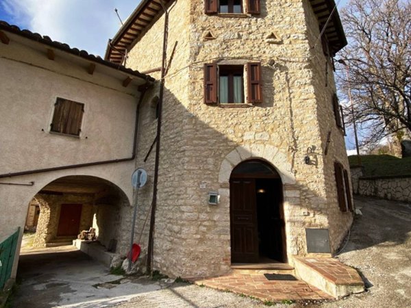 casa indipendente in vendita a Sefro in zona Sorti