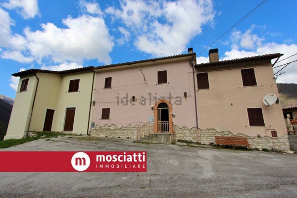 casa indipendente in vendita a Sefro in zona Sorti