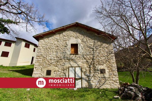 locale commerciale in vendita a Sefro in zona Sorti