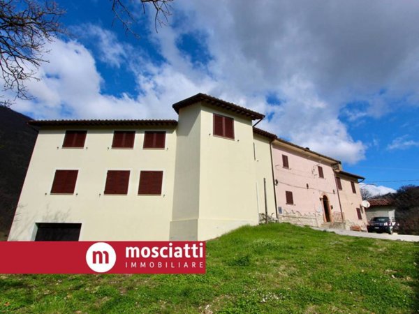 casa indipendente in vendita a Sefro in zona Sorti