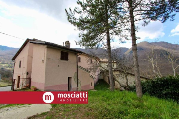 casa indipendente in vendita a Sefro in zona Sorti