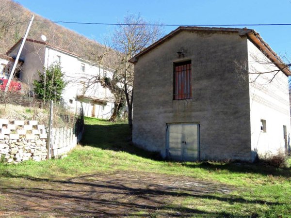 casa indipendente in vendita a Serrapetrona
