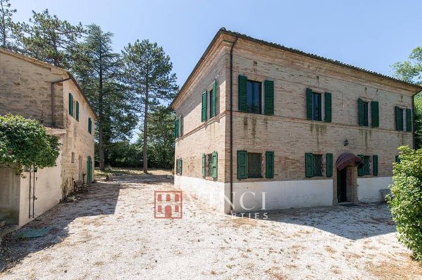 casa indipendente in vendita a Serrapetrona