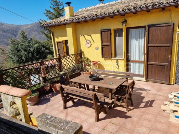 casa indipendente in vendita a Serrapetrona