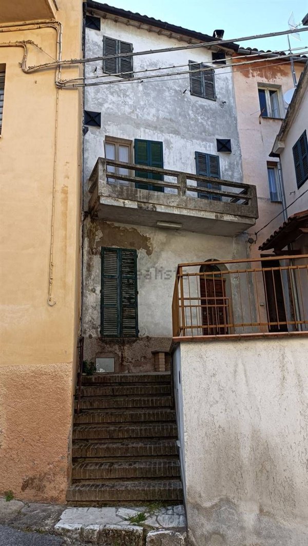 casa indipendente in vendita a Serrapetrona