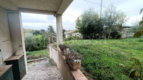 casa indipendente in vendita a Serrapetrona in zona Borgiano