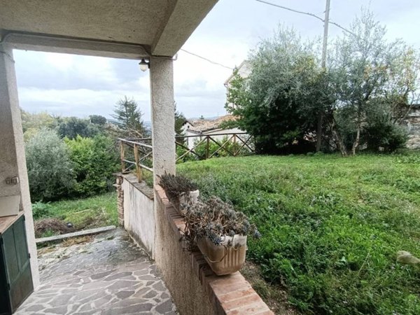 casa indipendente in vendita a Serrapetrona in zona Borgiano