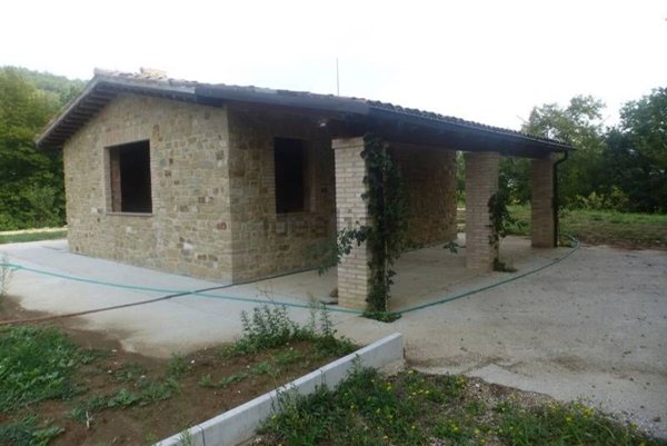casa indipendente in vendita a Serrapetrona