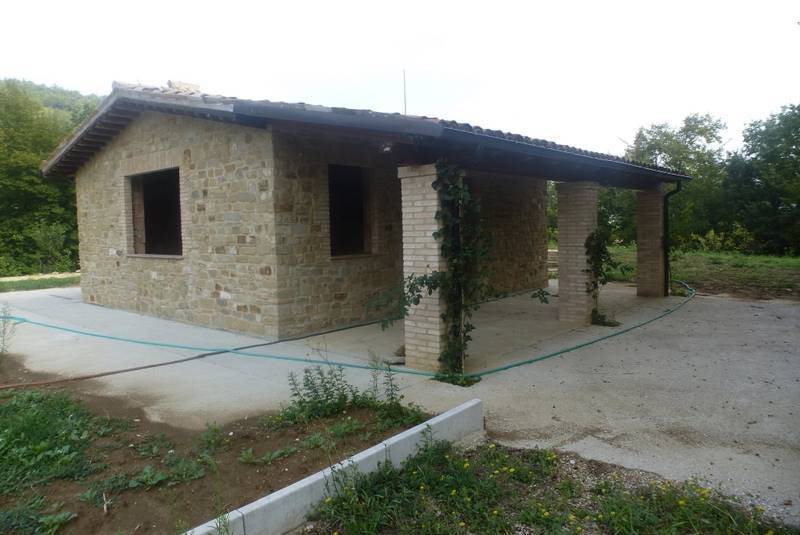 casa indipendente in vendita a Serrapetrona