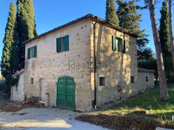 casa indipendente in vendita a Serrapetrona