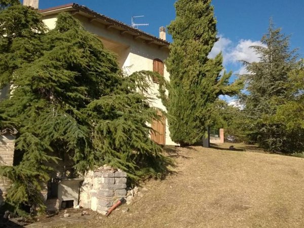 casa indipendente in vendita a Serrapetrona in zona Borgiano