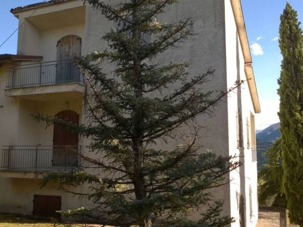 casa indipendente in vendita a Serrapetrona