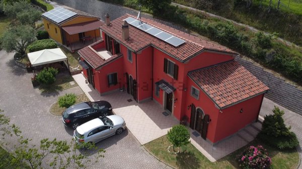 casa indipendente in vendita a Serrapetrona