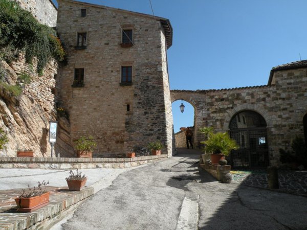 locale di sgombero in vendita a Serrapetrona
