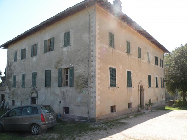 locale di sgombero in vendita a Serrapetrona