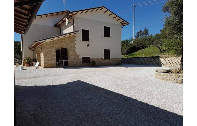 casa indipendente in vendita a Serrapetrona