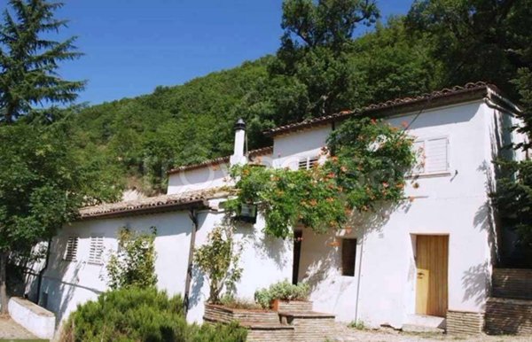 casa indipendente in vendita a Serrapetrona