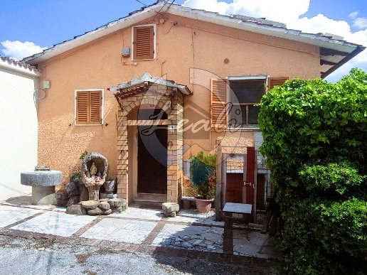 casa indipendente in vendita a Serrapetrona