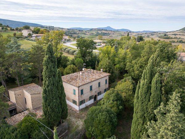 casa indipendente in vendita a Serrapetrona
