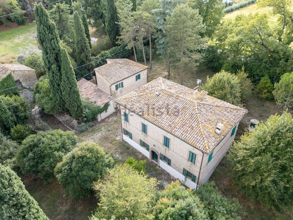 casa indipendente in vendita a Serrapetrona