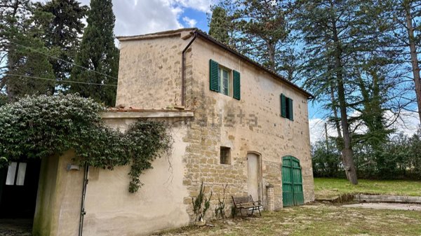 casa indipendente in vendita a Serrapetrona